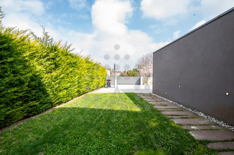 Ci sono case belle. E poi ci sono case che fanno immaginare subito una nuova vita.
Questa villa m...