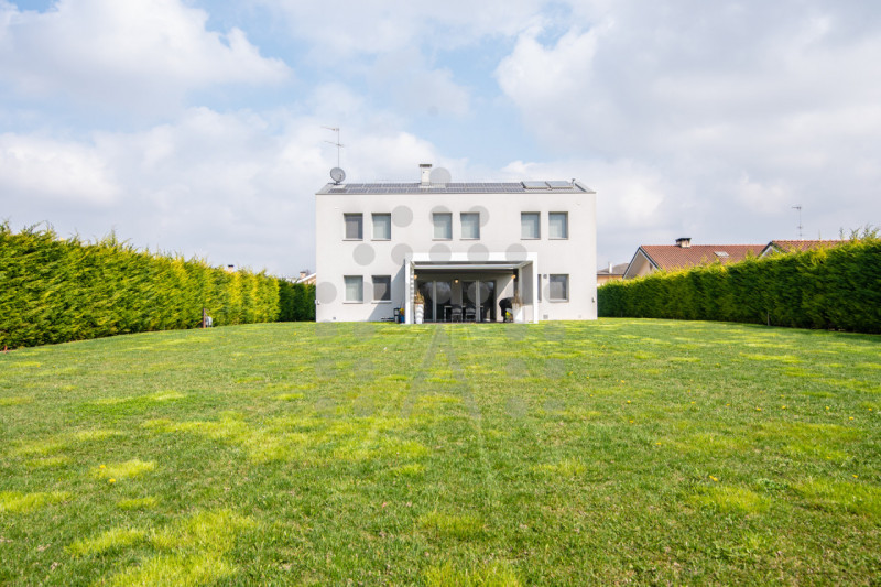 Ci sono case belle. E poi ci sono case che fanno immaginare subito una nuova vita.
Questa villa m...