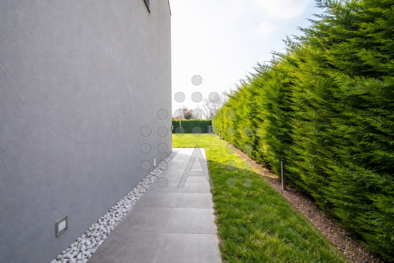 Ci sono case belle. E poi ci sono case che fanno immaginare subito una nuova vita.
Questa villa m...