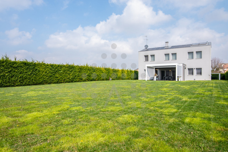 Ci sono case belle. E poi ci sono case che fanno immaginare subito una nuova vita.
Questa villa m...