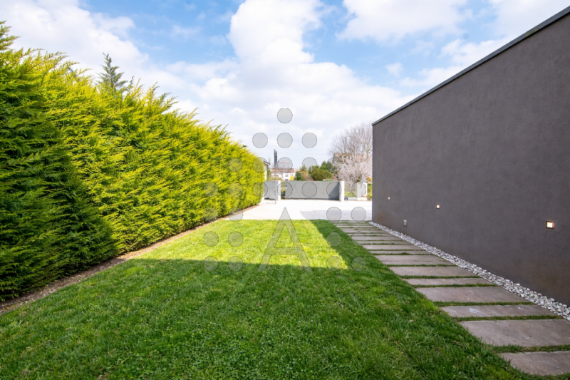 Ci sono case belle. E poi ci sono case che fanno immaginare subito una nuova vita.
Questa villa m...