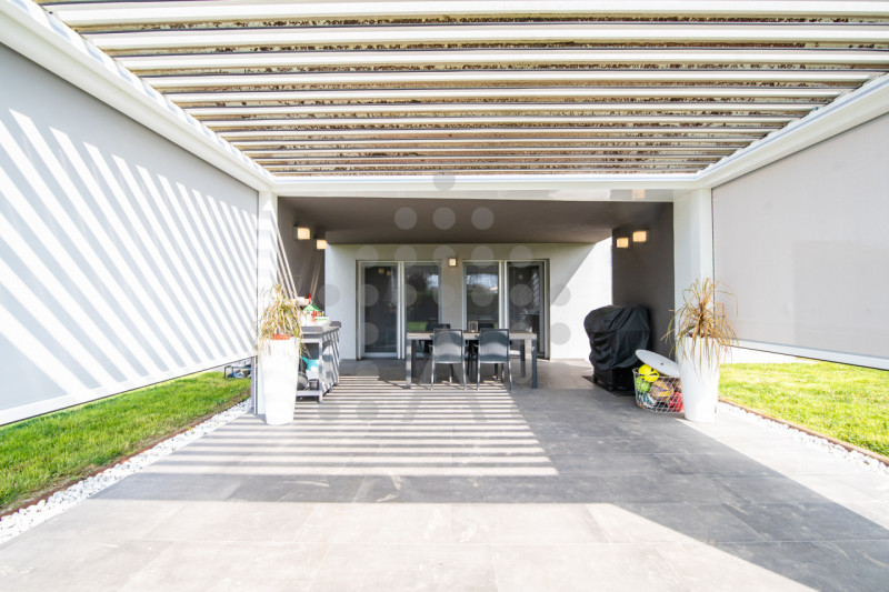 Ci sono case belle. E poi ci sono case che fanno immaginare subito una nuova vita.
Questa villa m...