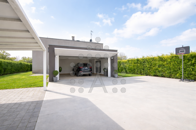 Ci sono case belle. E poi ci sono case che fanno immaginare subito una nuova vita.
Questa villa m...