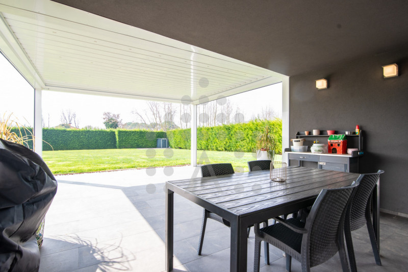 Ci sono case belle. E poi ci sono case che fanno immaginare subito una nuova vita.
Questa villa m...