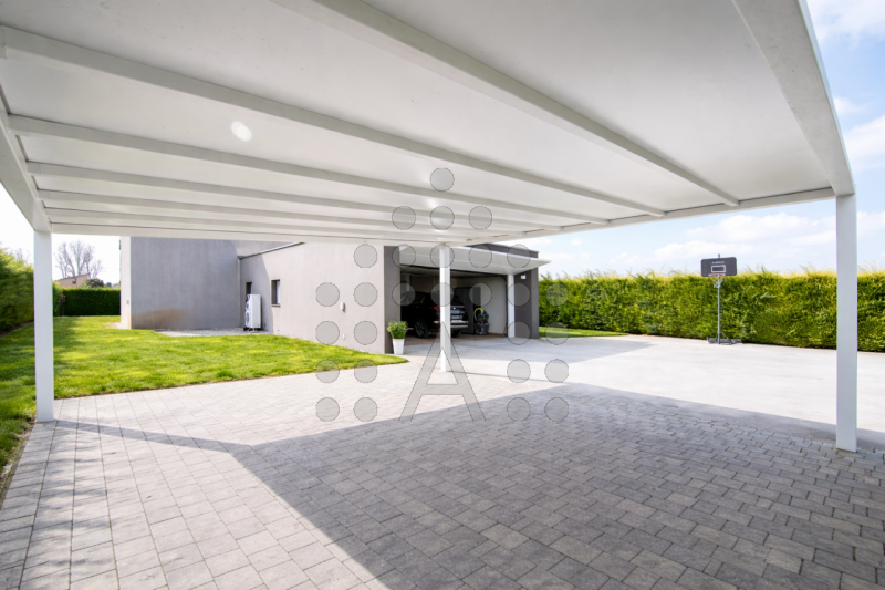 Ci sono case belle. E poi ci sono case che fanno immaginare subito una nuova vita.
Questa villa m...