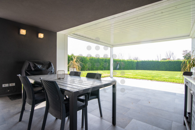 Ci sono case belle. E poi ci sono case che fanno immaginare subito una nuova vita.
Questa villa m...