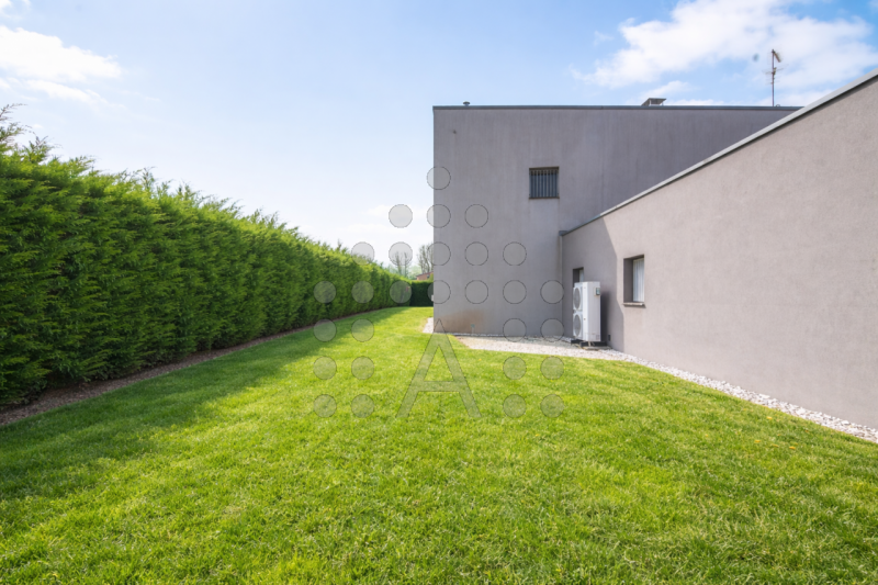 Ci sono case belle. E poi ci sono case che fanno immaginare subito una nuova vita.
Questa villa m...