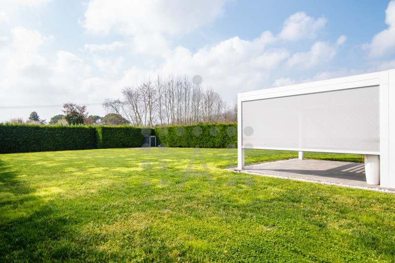 Ci sono case belle. E poi ci sono case che fanno immaginare subito una nuova vita.
Questa villa m...