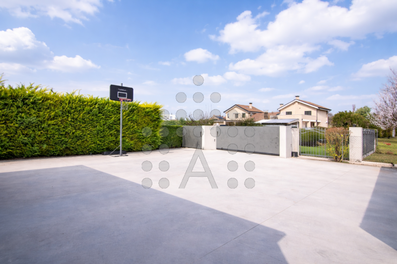 Ci sono case belle. E poi ci sono case che fanno immaginare subito una nuova vita.
Questa villa m...