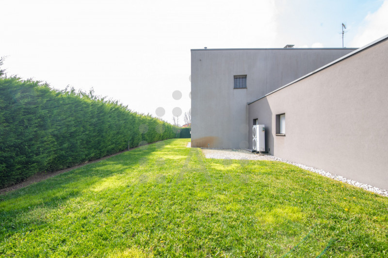 Ci sono case belle. E poi ci sono case che fanno immaginare subito una nuova vita.
Questa villa m...