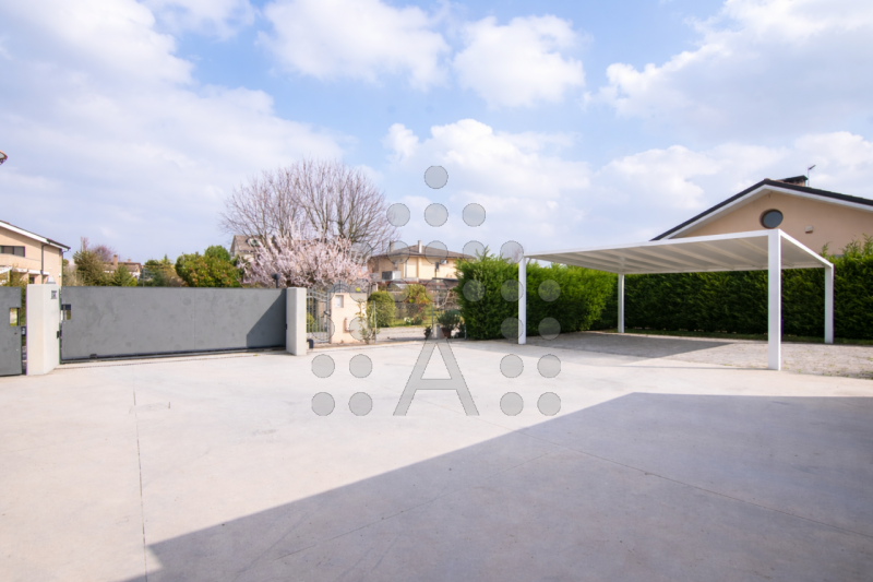 Ci sono case belle. E poi ci sono case che fanno immaginare subito una nuova vita.
Questa villa m...