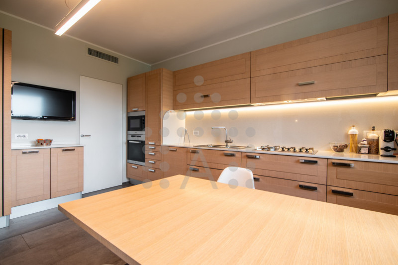 Ci sono case belle. E poi ci sono case che fanno immaginare subito una nuova vita.
Questa villa m...