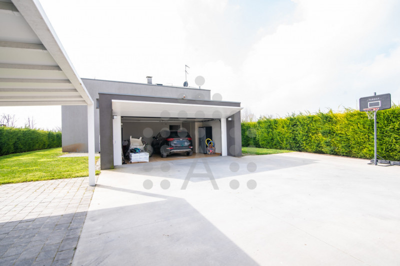 Ci sono case belle. E poi ci sono case che fanno immaginare subito una nuova vita.
Questa villa m...