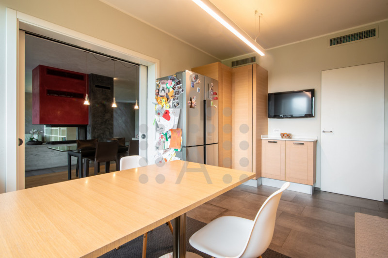 Ci sono case belle. E poi ci sono case che fanno immaginare subito una nuova vita.
Questa villa m...