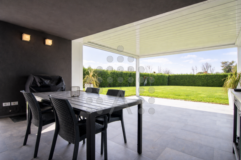 Questa proprietà, costruita nel 2015 al confine tra Padova e Abano Terme, è situata in una zona r...