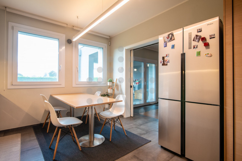 Ci sono case belle. E poi ci sono case che fanno immaginare subito una nuova vita.
Questa villa m...