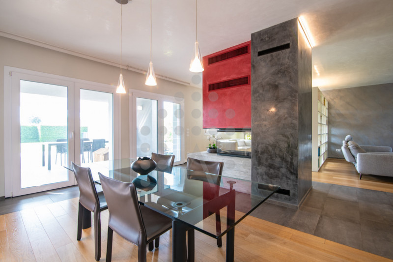 Ci sono case belle. E poi ci sono case che fanno immaginare subito una nuova vita.
Questa villa m...