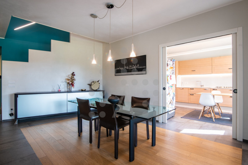 Ci sono case belle. E poi ci sono case che fanno immaginare subito una nuova vita.
Questa villa m...