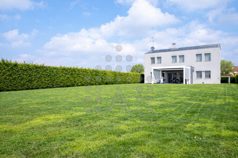 Questa proprietà, costruita nel 2015 al confine tra Padova e Abano Terme, è situata in una zona r...