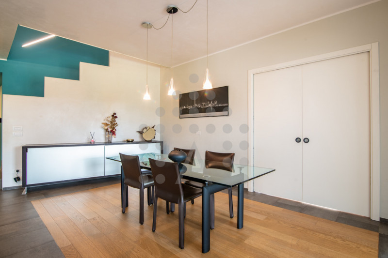 Ci sono case belle. E poi ci sono case che fanno immaginare subito una nuova vita.
Questa villa m...