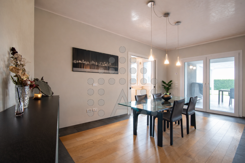 Questa proprietà, costruita nel 2015 al confine tra Padova e Abano Terme, è situata in una zona r...