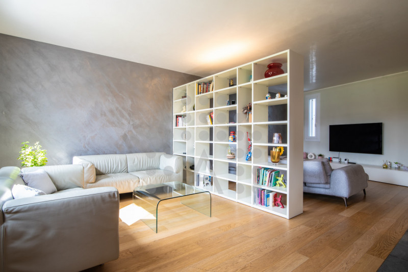 Ci sono case belle. E poi ci sono case che fanno immaginare subito una nuova vita.
Questa villa m...