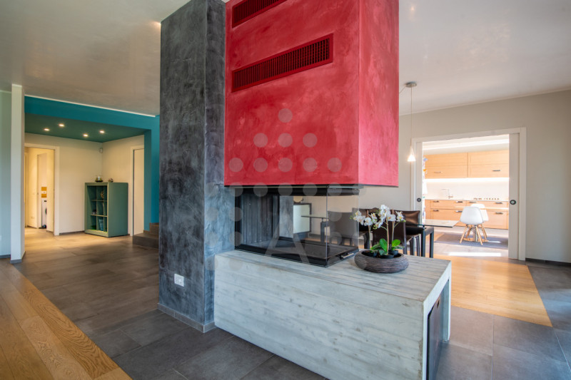 Ci sono case belle. E poi ci sono case che fanno immaginare subito una nuova vita.
Questa villa m...