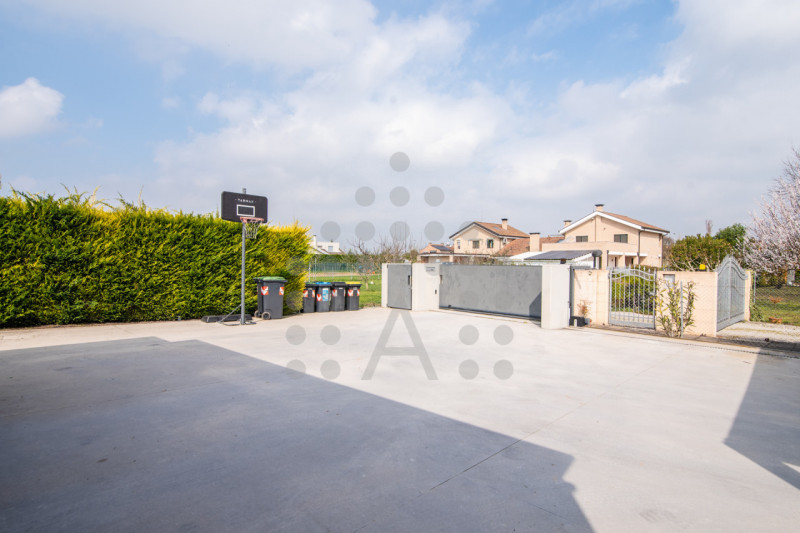 Questa proprietà, costruita nel 2015 al confine tra Padova e Abano Terme, è situata in una zona r...