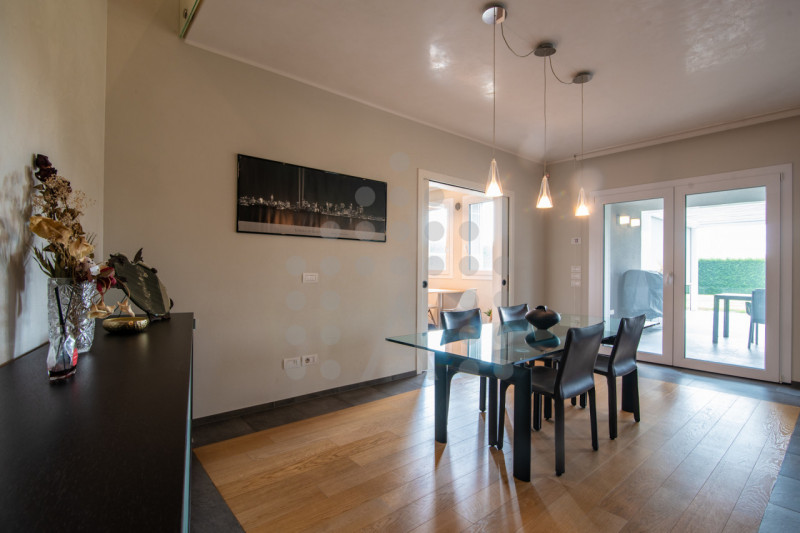 Ci sono case belle. E poi ci sono case che fanno immaginare subito una nuova vita.
Questa villa m...