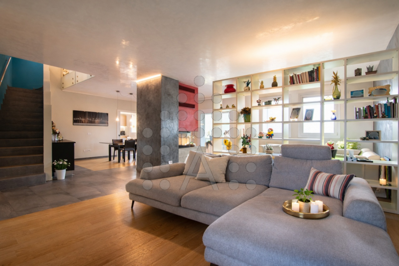 Questa proprietà, costruita nel 2015 al confine tra Padova e Abano Terme, è situata in una zona r...