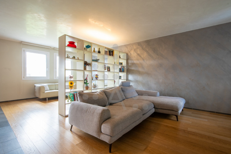 Ci sono case belle. E poi ci sono case che fanno immaginare subito una nuova vita.
Questa villa m...