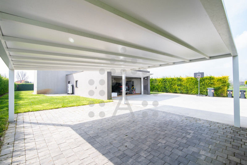 Ci sono case belle. E poi ci sono case che fanno immaginare subito una nuova vita.
Questa villa m...