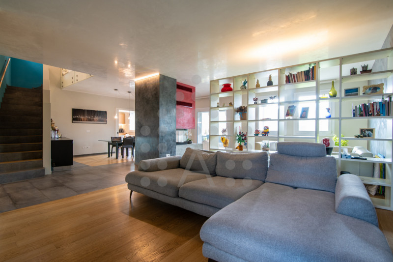 Ci sono case belle. E poi ci sono case che fanno immaginare subito una nuova vita.
Questa villa m...