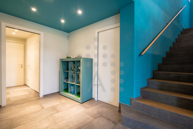 Ci sono case belle. E poi ci sono case che fanno immaginare subito una nuova vita.
Questa villa m...