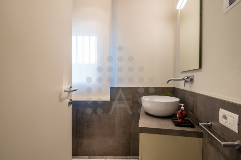 Ci sono case belle. E poi ci sono case che fanno immaginare subito una nuova vita.
Questa villa m...