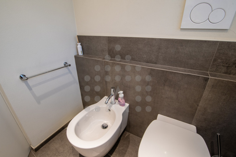 Ci sono case belle. E poi ci sono case che fanno immaginare subito una nuova vita.
Questa villa m...