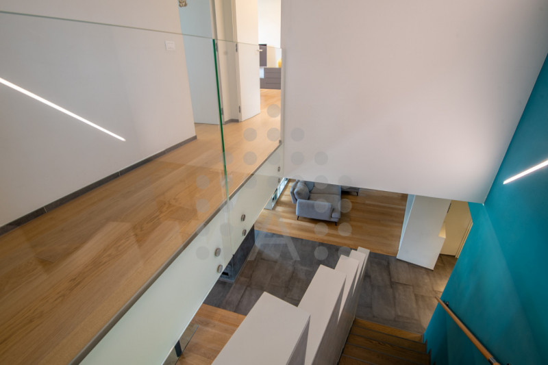 Ci sono case belle. E poi ci sono case che fanno immaginare subito una nuova vita.
Questa villa m...