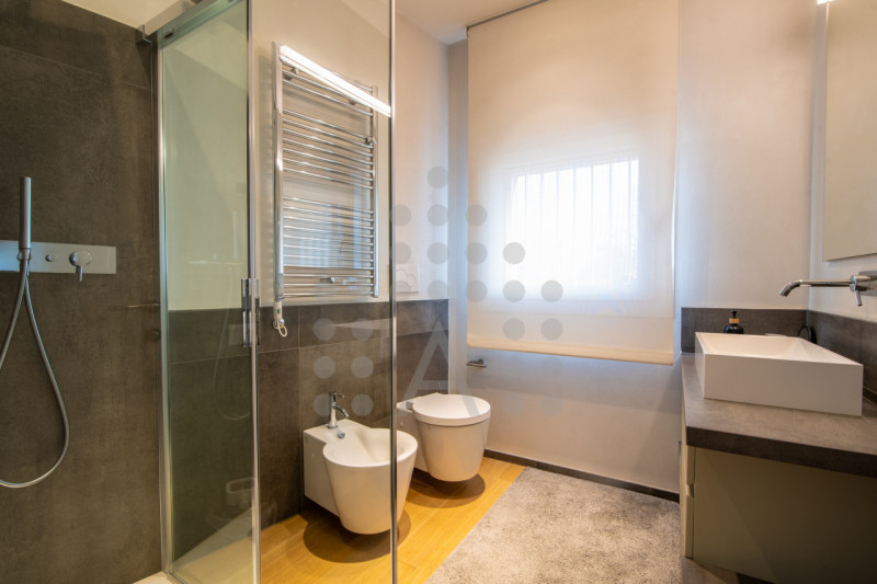 Ci sono case belle. E poi ci sono case che fanno immaginare subito una nuova vita.
Questa villa m...