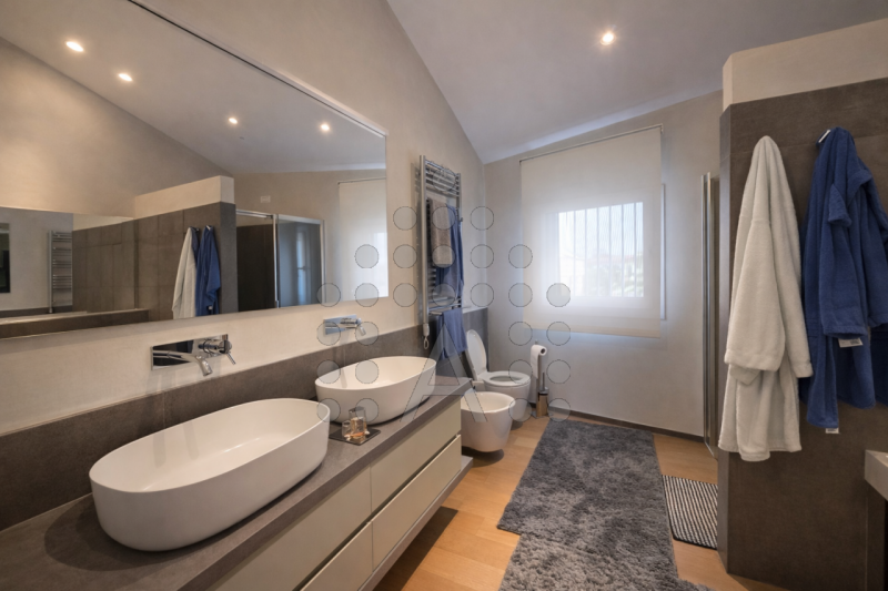 Questa proprietà, costruita nel 2015 al confine tra Padova e Abano Terme, è situata in una zona r...