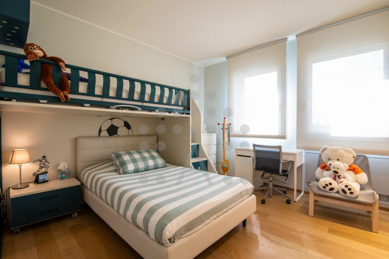 Ci sono case belle. E poi ci sono case che fanno immaginare subito una nuova vita.
Questa villa m...