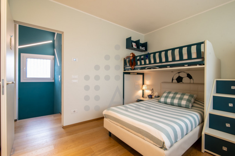 Ci sono case belle. E poi ci sono case che fanno immaginare subito una nuova vita.
Questa villa m...