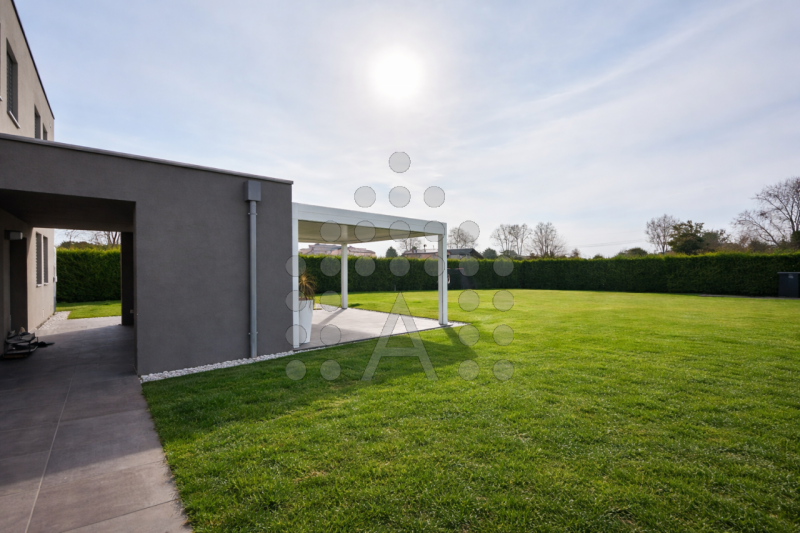 Questa proprietà, costruita nel 2015 al confine tra Padova e Abano Terme, è situata in una zona r...