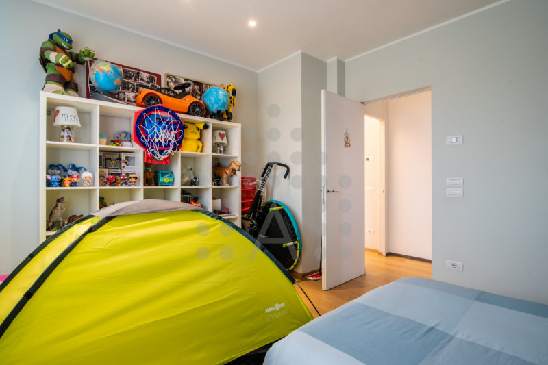 Ci sono case belle. E poi ci sono case che fanno immaginare subito una nuova vita.
Questa villa m...