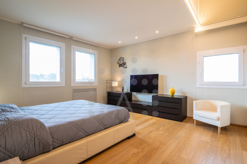 Ci sono case belle. E poi ci sono case che fanno immaginare subito una nuova vita.
Questa villa m...