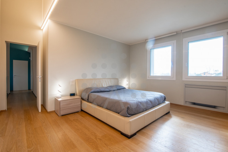 Ci sono case belle. E poi ci sono case che fanno immaginare subito una nuova vita.
Questa villa m...