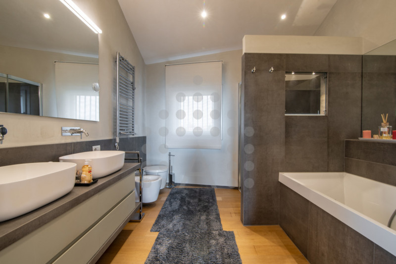 Ci sono case belle. E poi ci sono case che fanno immaginare subito una nuova vita.
Questa villa m...