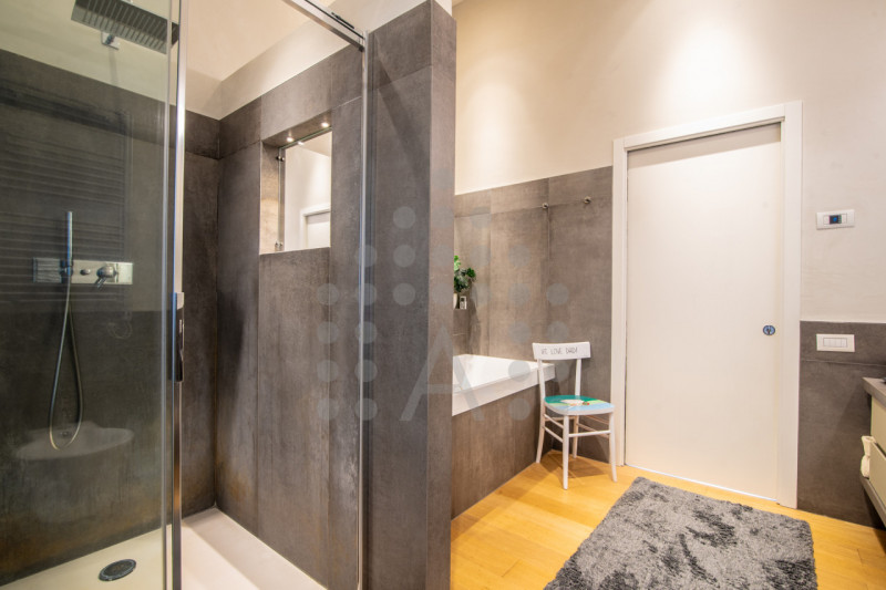 Ci sono case belle. E poi ci sono case che fanno immaginare subito una nuova vita.
Questa villa m...