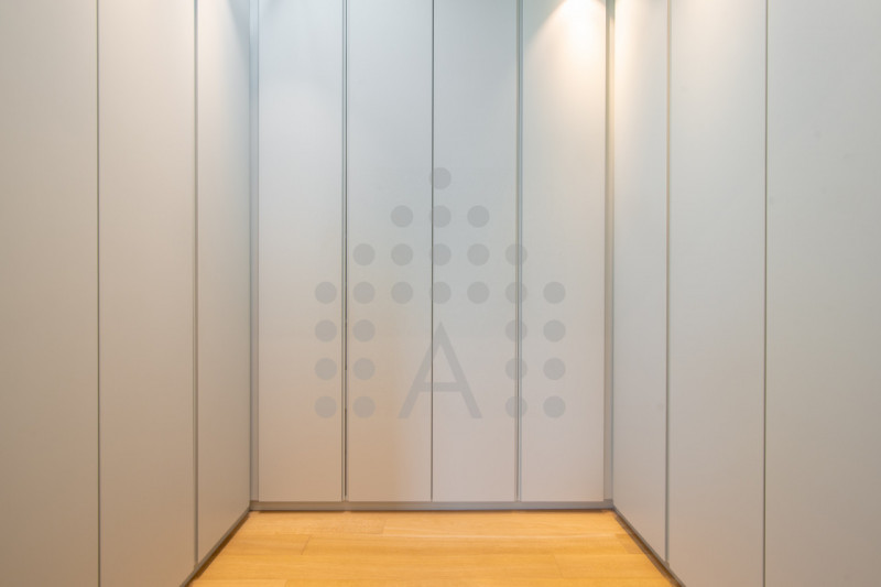 Ci sono case belle. E poi ci sono case che fanno immaginare subito una nuova vita.
Questa villa m...