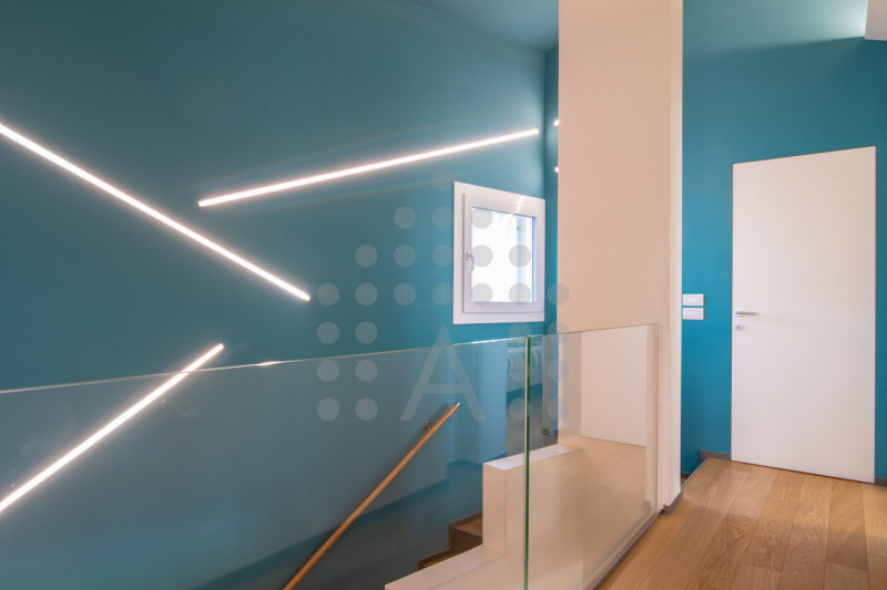 Ci sono case belle. E poi ci sono case che fanno immaginare subito una nuova vita.
Questa villa m...