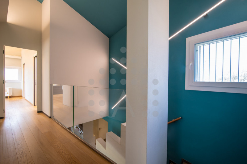 Ci sono case belle. E poi ci sono case che fanno immaginare subito una nuova vita.
Questa villa m...